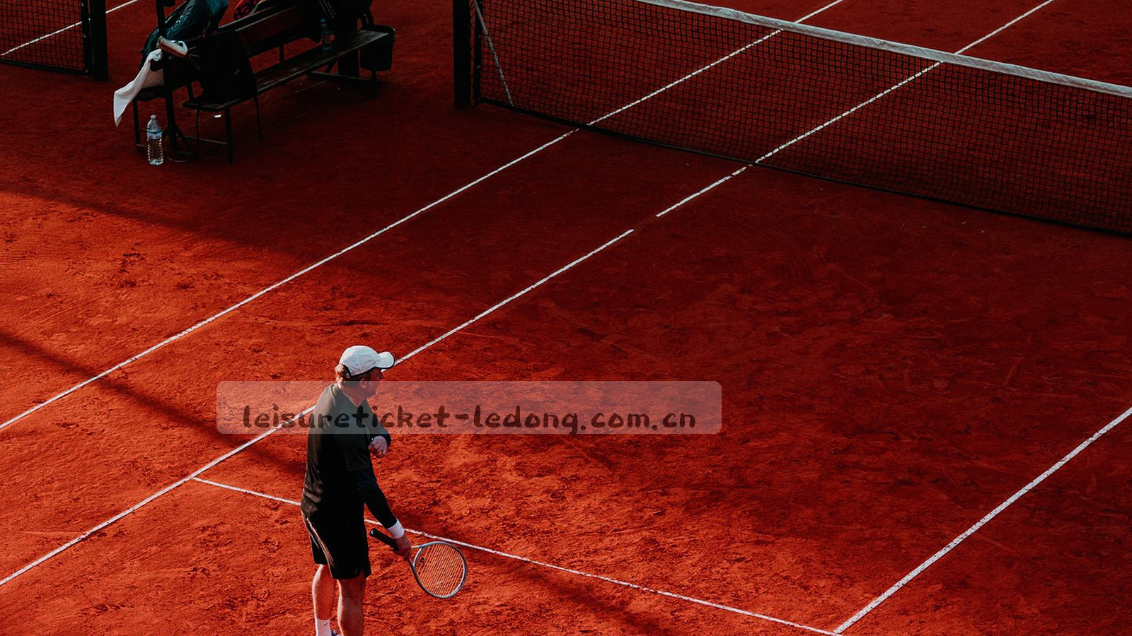 夜间球场俯拍转成的冷蓝色调仪表盘画面，右侧留出大片空白作为面板背景